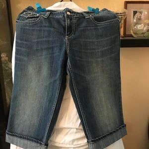 Women’s size 10 detailed capris- curvy fit